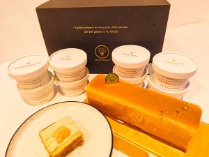 手前が「キャラメルとリンゴのセミフレッド」210×50mm　5,800円　※セミフレッドは店頭受け取り限定 ［食楽web］