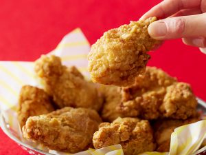 【クリスマスレシピ】カリッとジューシー！「自家製フライドチキン＆皮ごとポテト」の作り方