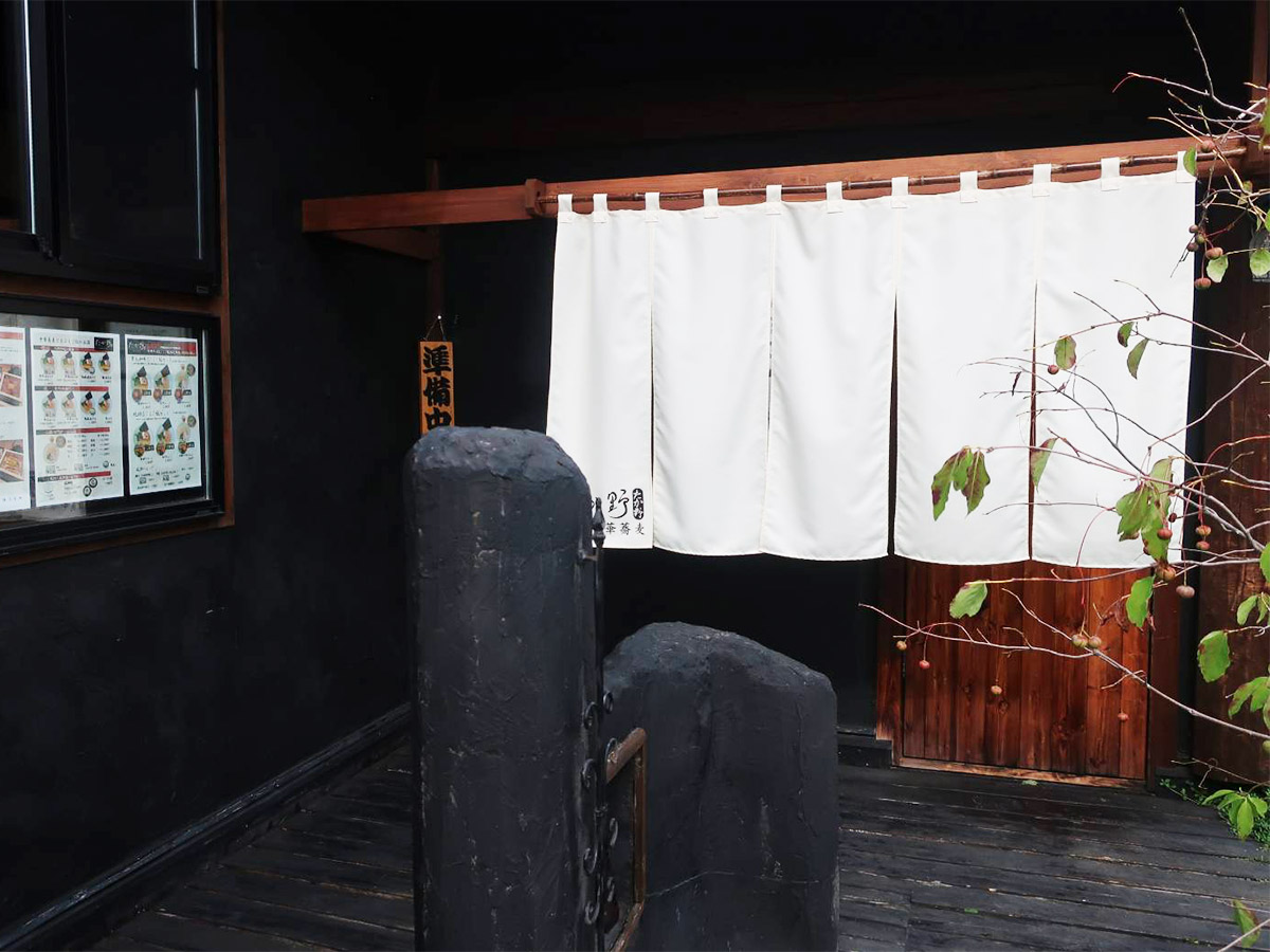 白い暖簾がはためく店頭風景