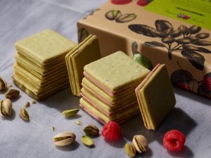 「ピスタチオサンド」5枚入 1,350円/「ピスタチオ ショコラテリーヌ」：1本（約200g）3,348円