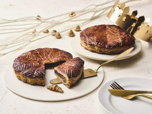 プレーン：ホール 2,484円 / 1/4カット 621円　ピスタチオ：ホール 2,700円 / 1/4カット 675円