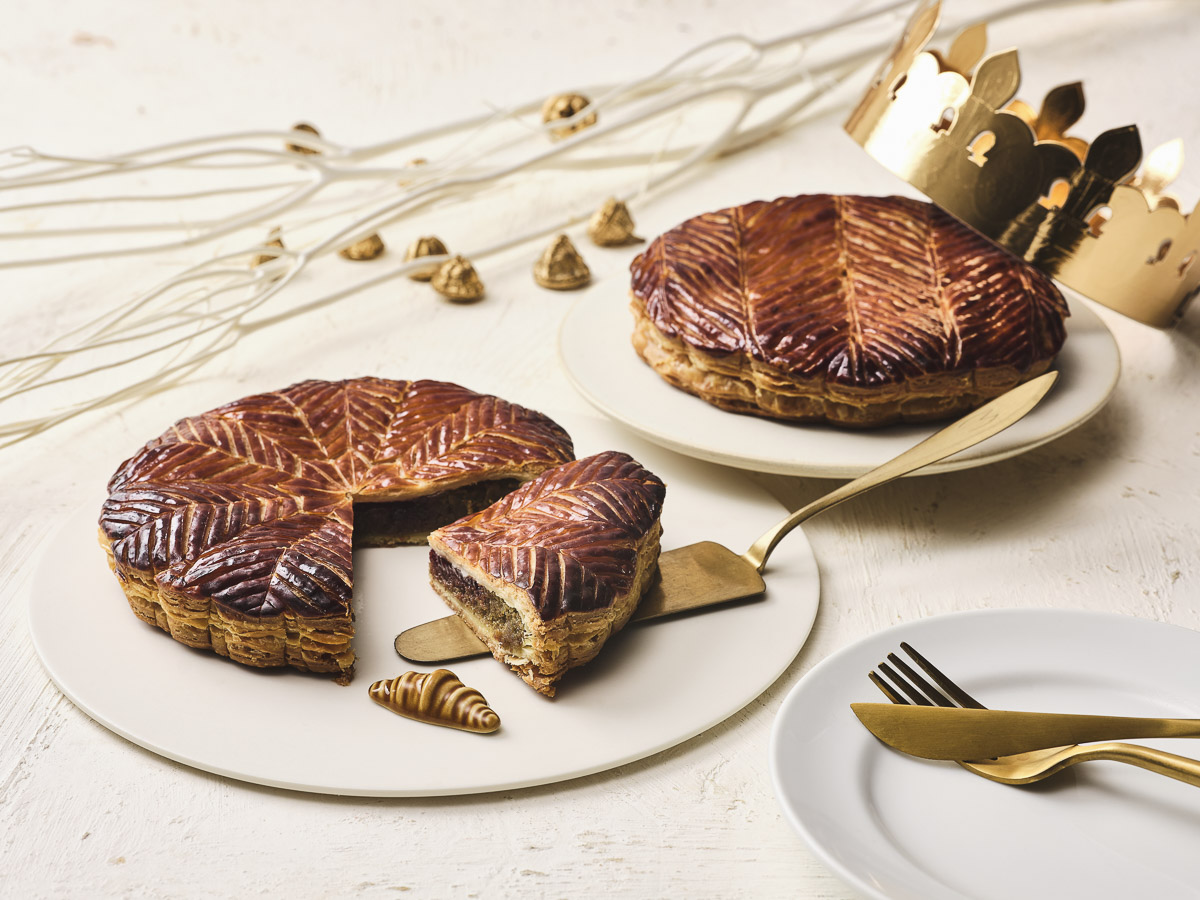 プレーン：ホール 2,484円 / 1/4カット 621円　ピスタチオ：ホール 2,700円 / 1/4カット 675円