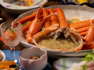茹でたカニは、蟹味噌に潜らせていただくと至高の味わい！