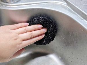 表面の無数の凸凹が水アカや汚れを落としてくれる ［食楽web］