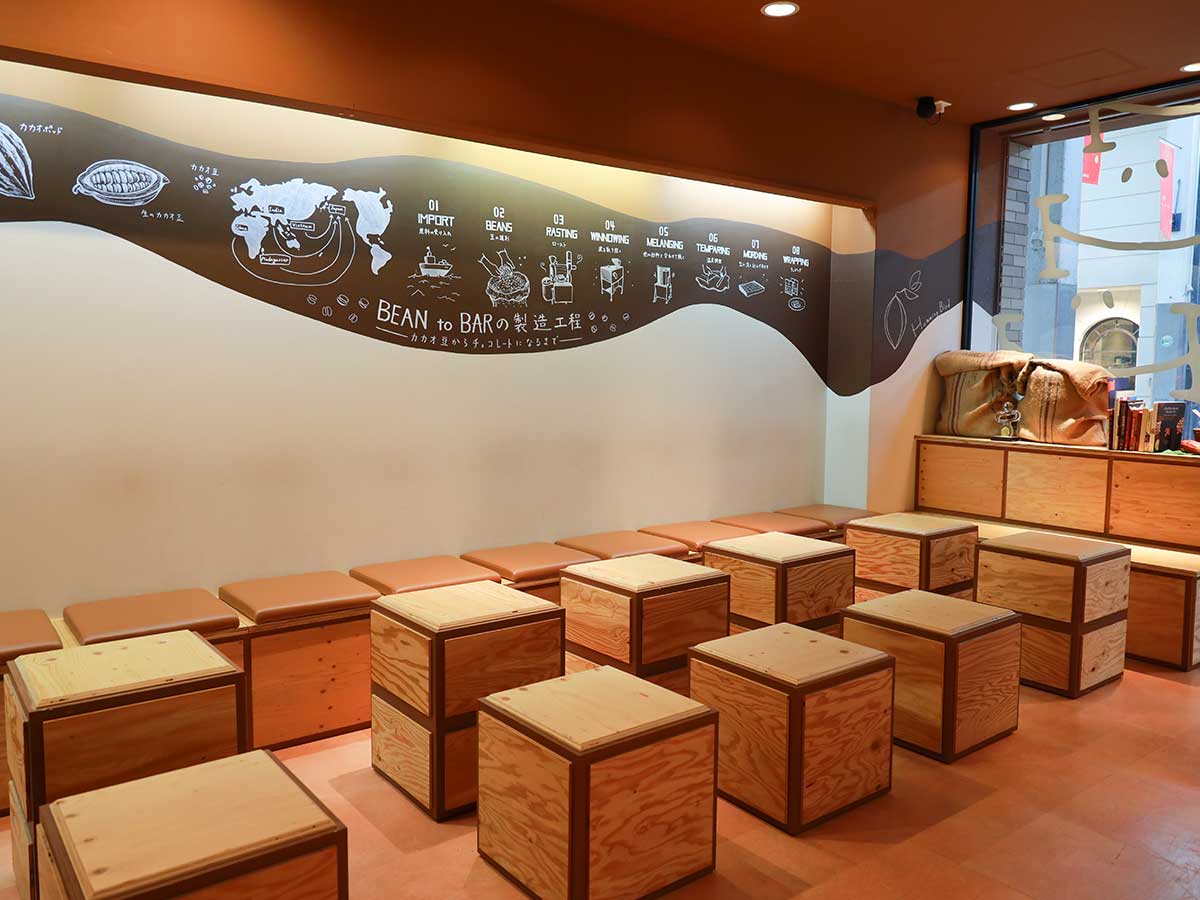 イートインスペースでは、カカオ豆からチョコレートを作る子供向けのワークショップを開催することも。