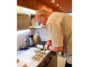 型にチョコレートを流し込むモールディングの作業。気泡を除き、できる限り美しいチョコレートに仕上げていく