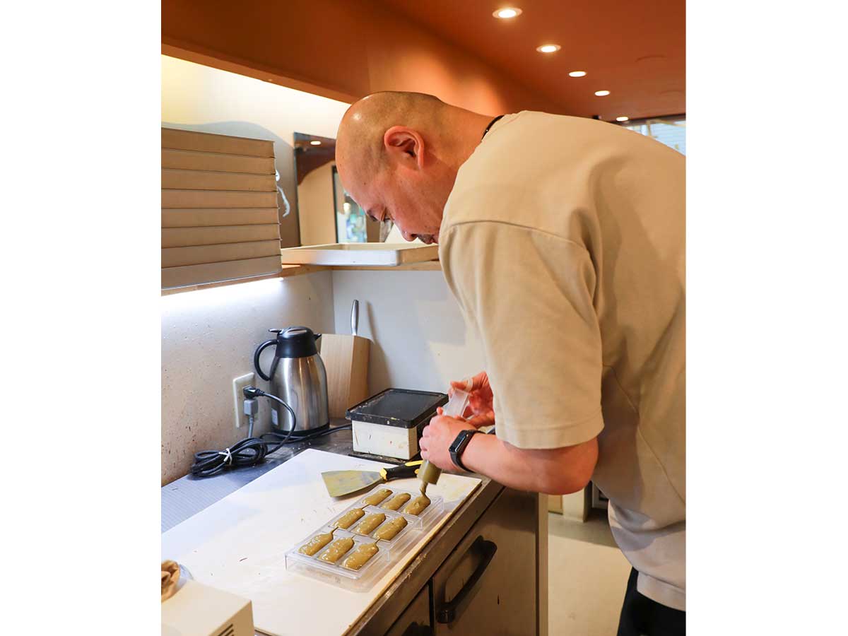 型にチョコレートを流し込むモールディングの作業。気泡を除き、できる限り美しいチョコレートに仕上げていく