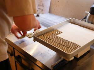 約1時間冷蔵庫に入れて固まったら完成。状態をよく見ながらトレーに並べていく