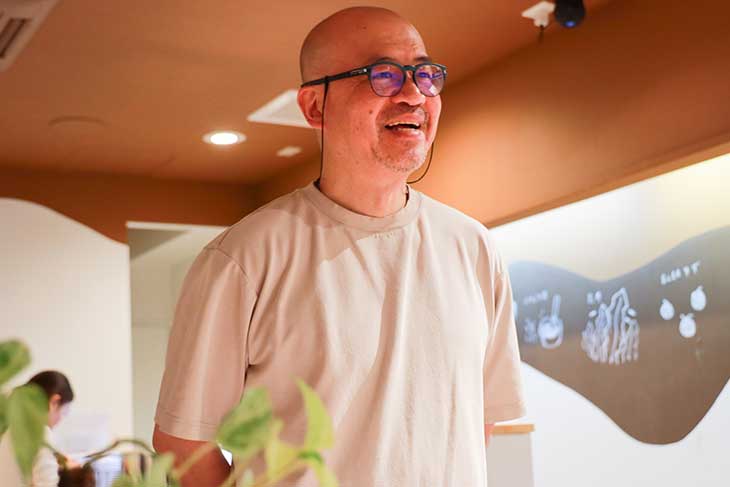 一言話せば、時女さんの軸がありつつも柔らかい人当たりに心が和らぐ