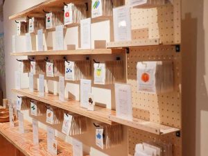 ホタルイカや白えびなど北陸の特産銀を活かしたタブレットと、産地別のカカオを使用したタブレットがずらりと並ぶ ［食楽web］