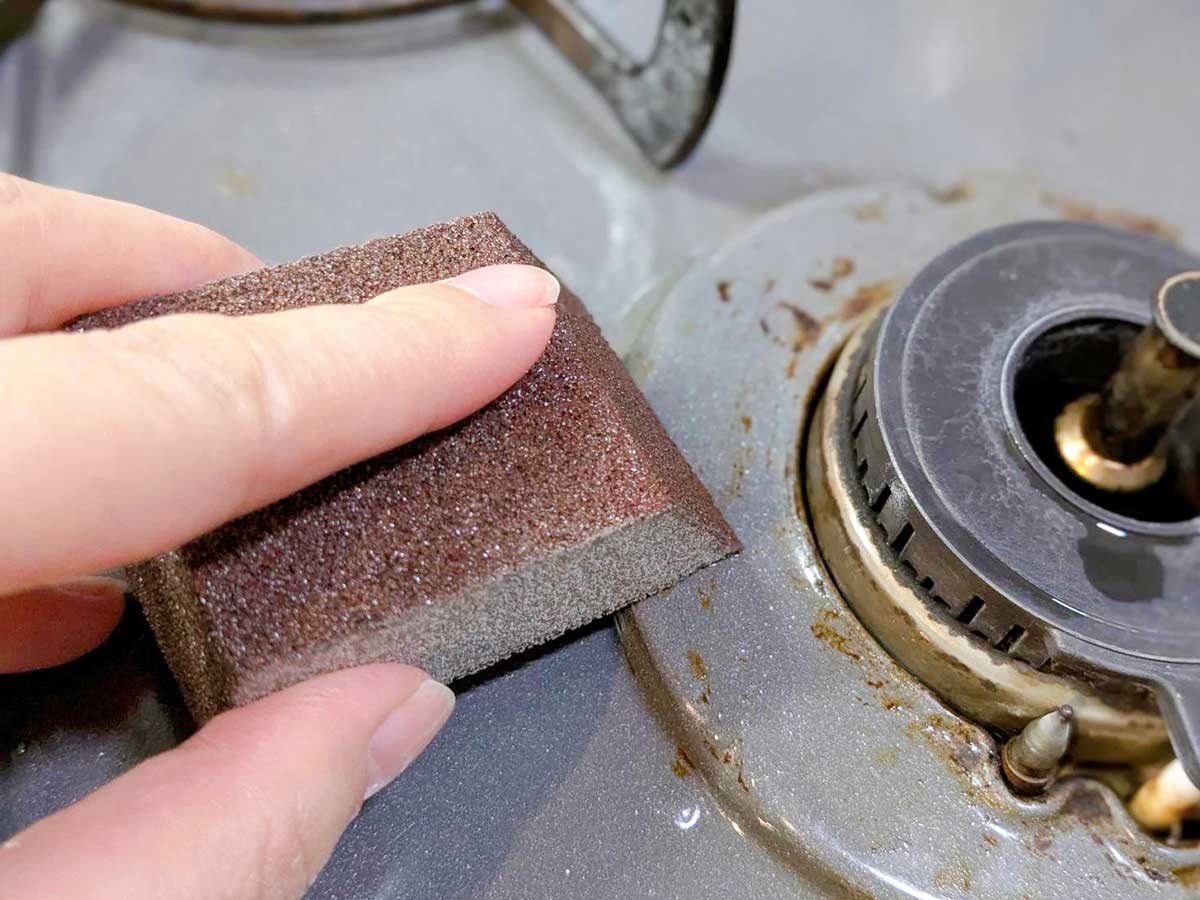 強力な洗剤でもビクともせず諦めていた汚れが……。