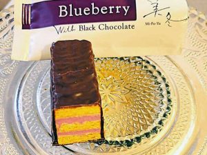 ブラックチョコレート×ブルーベリー144層にも織り込まれたパイは空気の層を抱いてサクサクに。