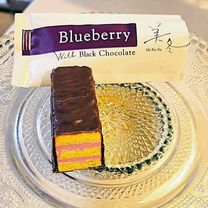 ブラックチョコレート×ブルーベリー144層にも織り込まれたパイは空気の層を抱いてサクサクに。