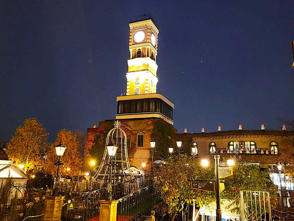 白い恋人パークのシンボル　からくり時計塔