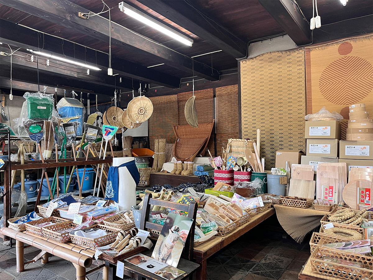 現代の日用品に加えて、昔懐かしのものもズラリ品揃え