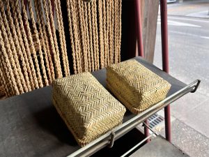 数少なく販売されていた竹製の小物入れ。気候変動や山林管理の変化によって材料の入手が困難になり、作り手の高齢化が進んでいるのもあって、非常に貴重