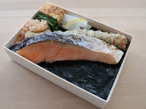 大きな鮭が目印の「海苔弁 海」1,350円
