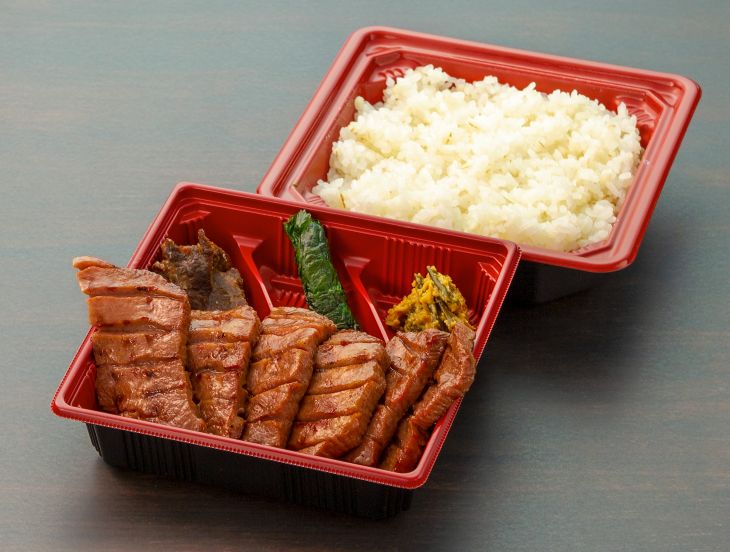 ぷりっとした食感と旨みの「牛たん弁当柚子胡椒味」2,230円