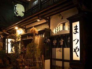 1927（昭和2）年に建て直された商家造りの店舗は東京都選定歴史的建造物にも指定されている。夜も情緒たっぷり