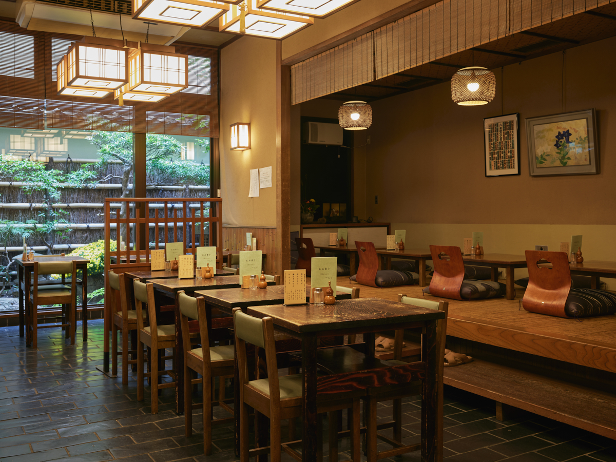 席数は1～2階あわせて100席。個室もある