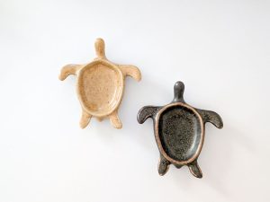 「かめのこプレート Sサイズ」。各660円。直径約10.5cm