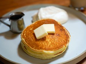 まんまるなフォルムがかわいらしい「バターミルクパンケーキ」。モーニングはサラダ付き 1,500円