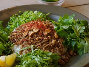 しっかり混ぜるのがおいしさのひみつ、「エスニックそぼろカリー」