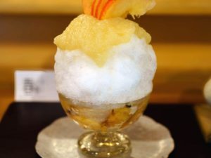 夏には季節限定のかき氷のほか、通年メニューの季節のパフェも