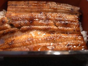 淡い飴色に焼かれ上品さを見せる国産鰻重