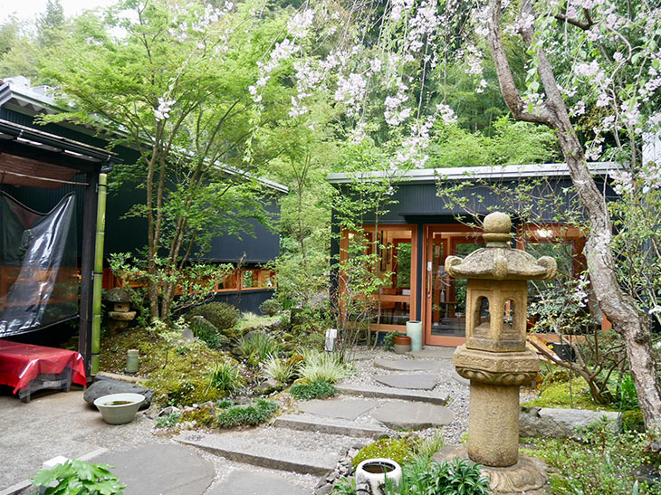 賑やかな通りからちょっと入ったところに癒やしの空間が