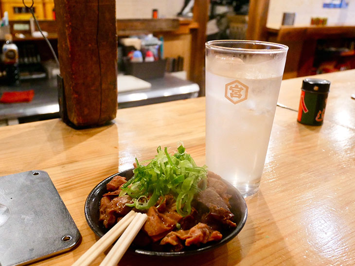 煮込みをつまみにレモンサワー、至福のひととき！