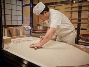 職人さんの蕎麦打ちの様子も店内から見ることができる