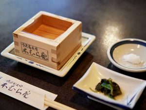 「剣菱 杉樽」一合升（冷酒）1,300円（税込、以下同）