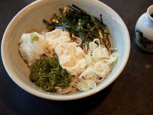 「生湯葉おろしそば」2,000円。つゆをかけ薬味をまぜあわせていただく