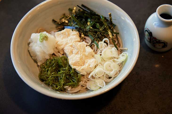 「生湯葉おろしそば」2,000円。つゆをかけ薬味をまぜあわせていただく