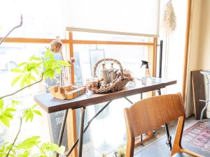 明るい窓際には店名のケトル（kettle）が飾られています