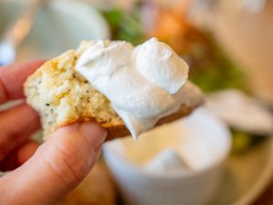 スコーンにはクリームをたっぷりと