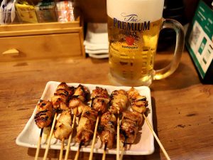 ネギマ10本 390円 と 生中580円、テッパンの組み合わせ