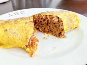 グリンピースと牛タン入りの「オムライス」700円