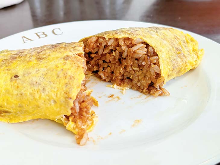 グリンピースと牛タン入りの「オムライス」700円