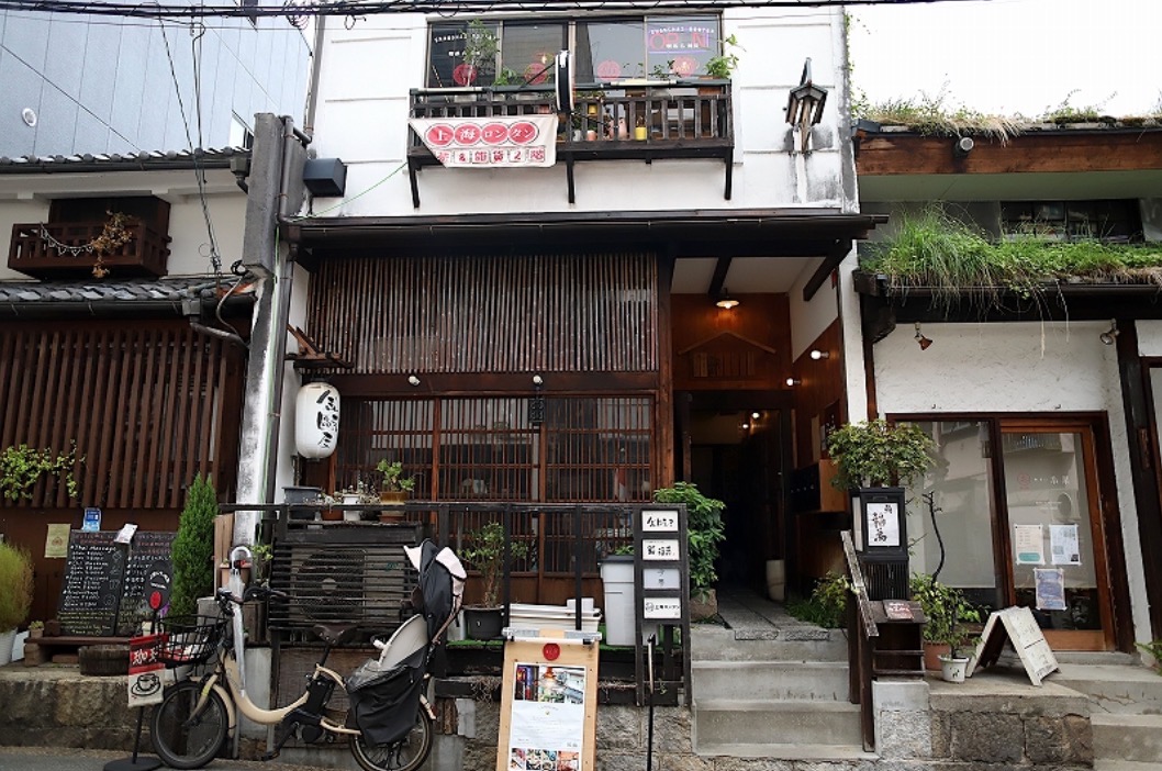 『上海ロンタン』が入っている長屋再生複合ショップ「惣」 ［食楽web］