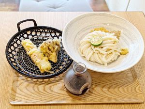 「ちくわ天と温玉 or 舞茸天の出汁を選べるうどん」1,000円。出汁は温かけ・ぶっかけ温・ぶっかけ冷の3種類から選べるスタイル