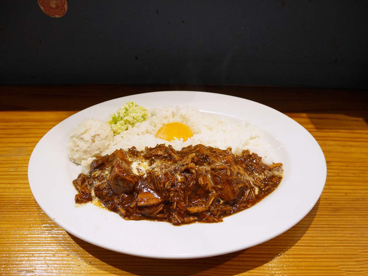 濃厚なデミグラスの「ハヤシライス(卵黄)」1,060円。卵黄をはじめ、60~100円で3種類のトッピングが追加できます