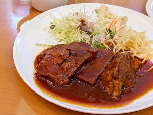 ライスとスープがセットの「牛タンシチュー」1,200円