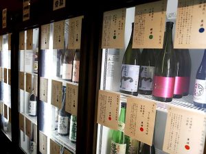 日本酒が並ぶ冷蔵庫