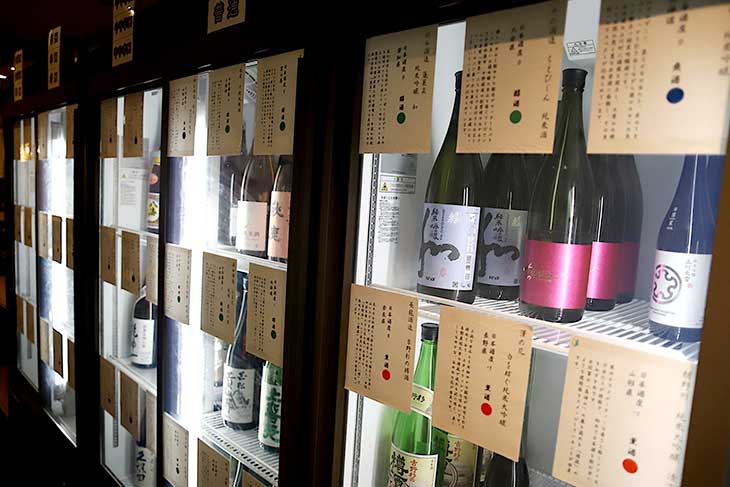 日本酒が並ぶ冷蔵庫