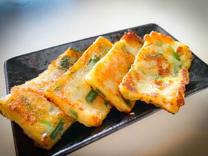 ニラチヂミは、ふわっとした食感で、甘辛いタレとの相性もばっちり［食楽web］