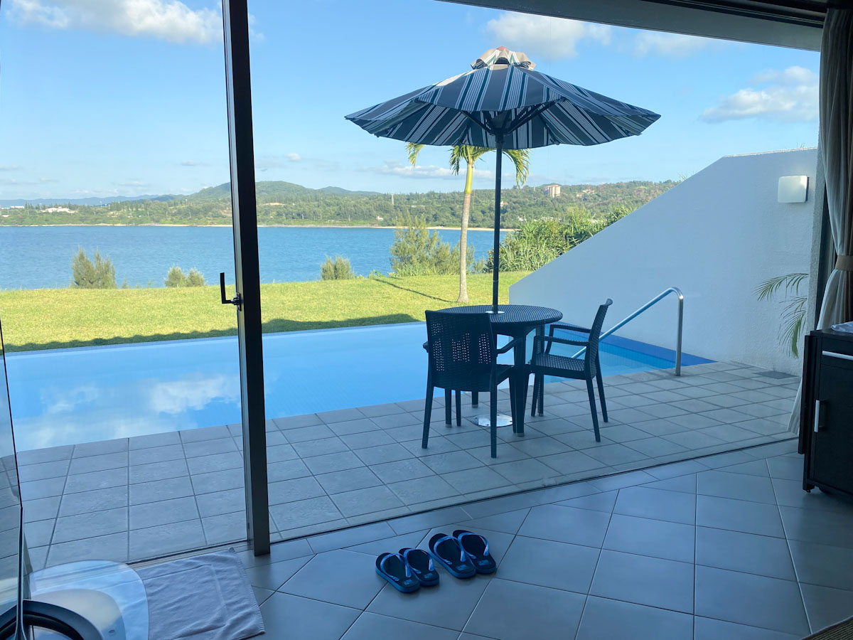 日差しが気にならない方は、テラスのプールサイドで朝食を楽しむのもおすすめですよ!