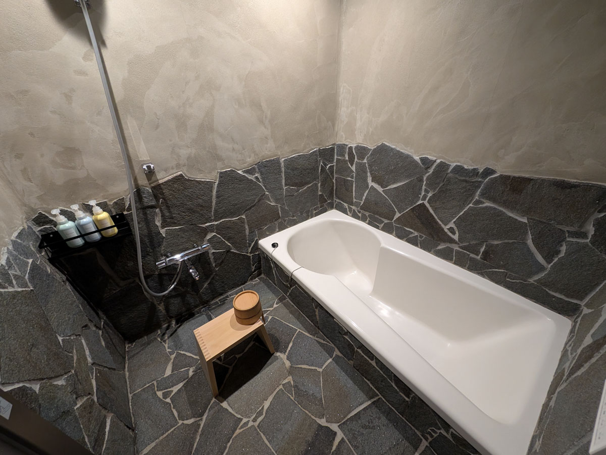 「 つち（土の棟）」の古墳型のお風呂［食楽web］