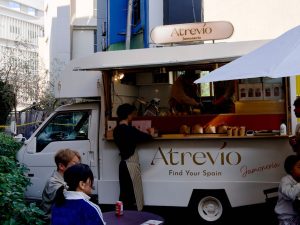 広尾で話題！ 街に馴染むスペイン産生ハムのキッチンカー『Atrevío Jamón Car』の楽しみ方